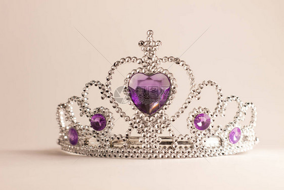 银冠与紫心钻石隔离在浅色背景紫色水晶头带女小姐水钻头饰女孩时尚图片