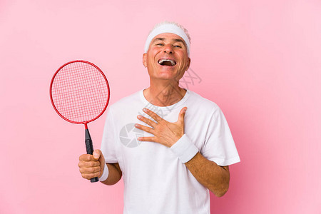 玩羽毛球的中年人独自一人大笑大喊叫图片