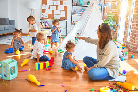 幼师和一群孩子们玩玩具图片