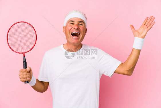 玩羽毛球的中年男子孤立地得到一个令人愉快的惊喜兴图片