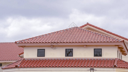 一栋大楼的红色瓷砖屋顶图片
