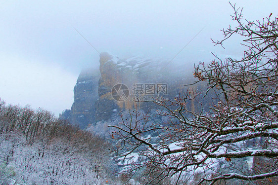 Meteora山的冬季风景很美图片