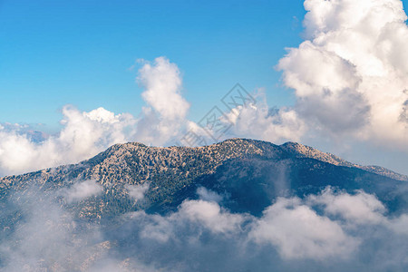 美丽的山脉空中景观云雾覆盖的岩石山峰山链世界上最高的山峰图片