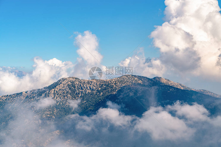 美丽的山脉空中景观云雾覆盖的岩石山峰山链世界上最高的山峰图片