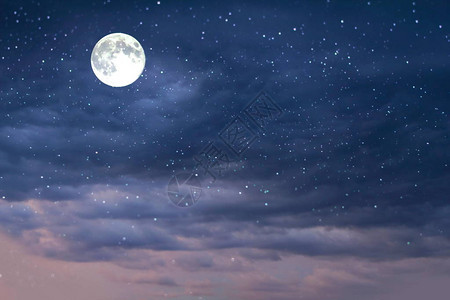 夜晚月亮和天空繁星点的蓝色大海风景自然阳光在地平线上热带岛屿海滩岸洋水波反射天际线景观日落和太阳升起蓝色背景图片