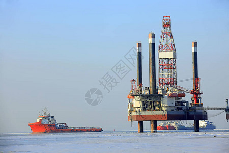 石油钻井平台在海上图片