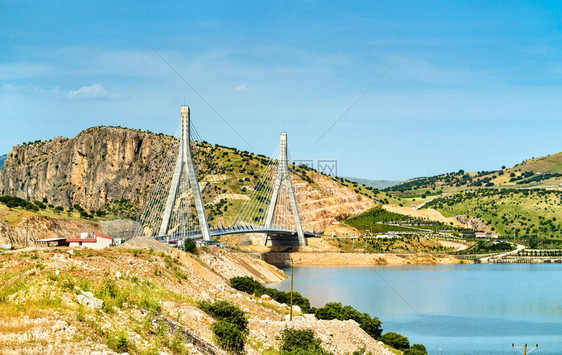 土耳其东南部幼发拉底斯河上的尼西比幼发拉底桥横跨阿塔图片