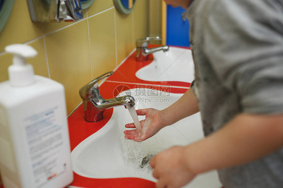 托德家在幼儿园的洗手间里洗手卫生专业育儿的概图片