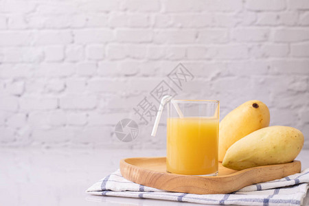 芒果汁的厨房餐桌图片