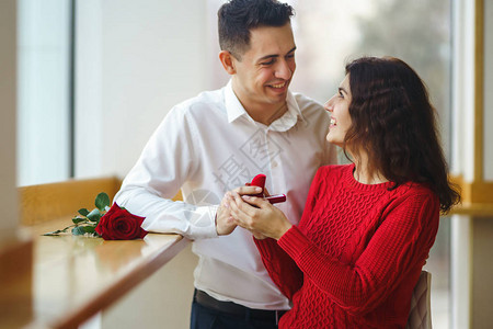 英俊的男人在餐厅向一个美丽的女人求婚惊讶有魅力的女人得到求婚情人节庆祝概念图片