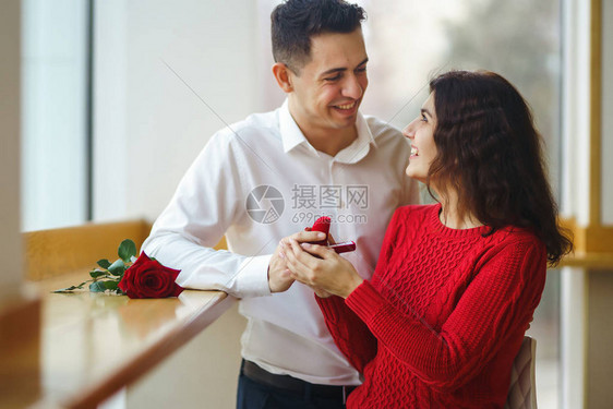 英俊的男人在餐厅向一个美丽的女人求婚惊讶有魅力的女人得到求婚情人节庆祝概念图片