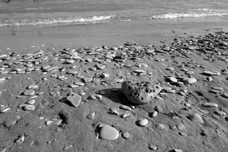 黑色和白色的小石头沙子和海浪季图片