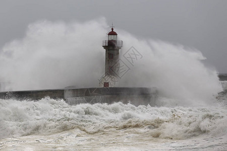 大海浪撞击后的风喷雾旧杜罗河口灯塔和图片