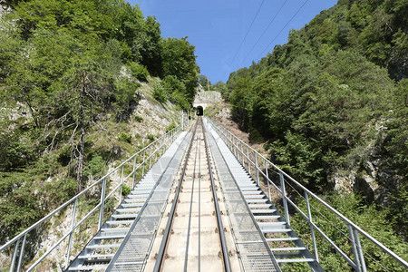 陡峭的铁轨上山图片