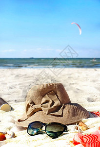 黄月沙滩装女士配饰暑假女孩衣服帽子凉鞋海蓝色五颜六色的镜一杯咖啡黄毛巾沙滩旅行热带海滩天空多彩粉色红色黄色背景