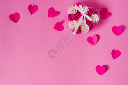 纸粉色的心和一个透明的盒子图片