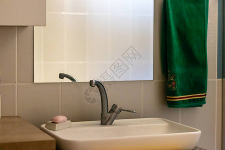 现代浴室的内拍摄有水槽和绿毛巾在伊兹密尔土库图片