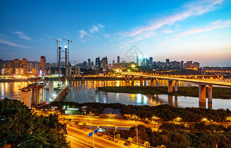 重庆建筑风光与夜晚的河流天空图片