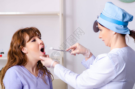 拜访女医生耳鼻喉科医生的年轻女子图片