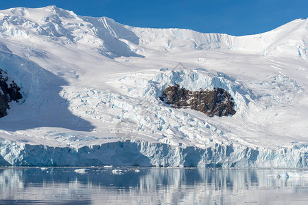 冰川和山脉的南极景观图片