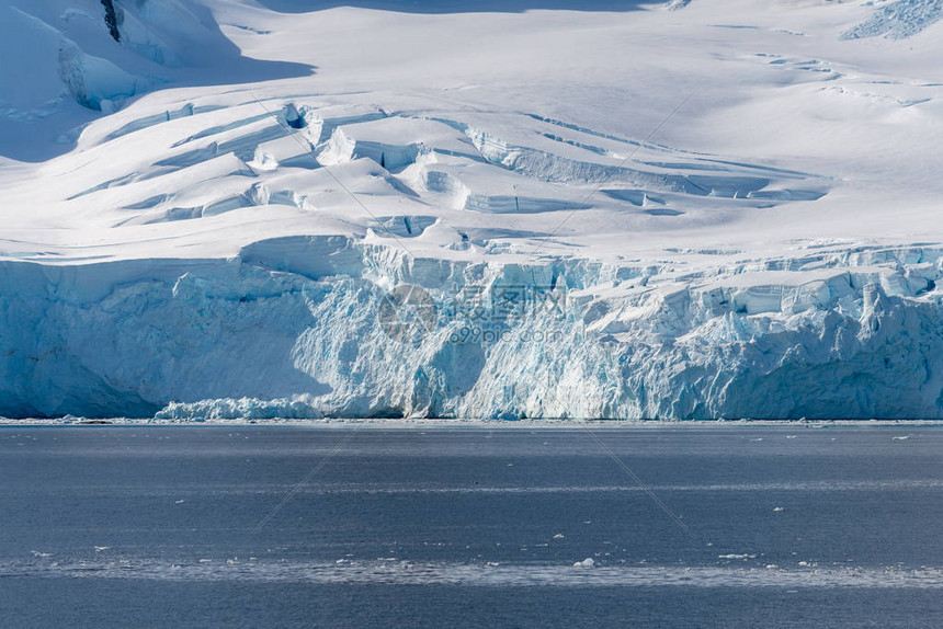 与冰山的南极风景在海上图片