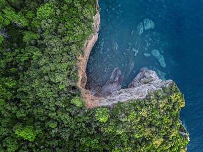 黑山海岸的陡峭悬崖未遭破坏的自然状况图片