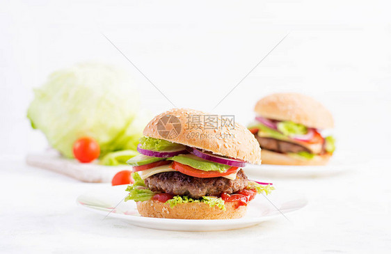 大三明治汉堡配牛肉鳄梨番茄和浅色背景的红洋葱图片
