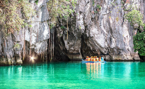 PuertoPrincesa地下河的洞穴入口与长尾船巴拉望岛独家菲律宾目的地Wanderlust旅游概念带灯泡手电筒图片