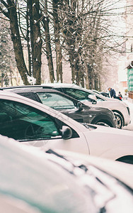 冬季城市停车场街停车图片