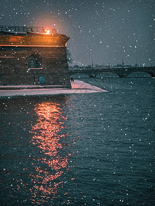 圣彼得堡的冬季夜间城市风景图片