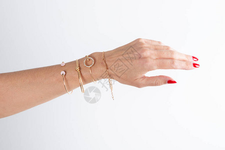 女人手臂模型上的许多手镯的细节背景图片