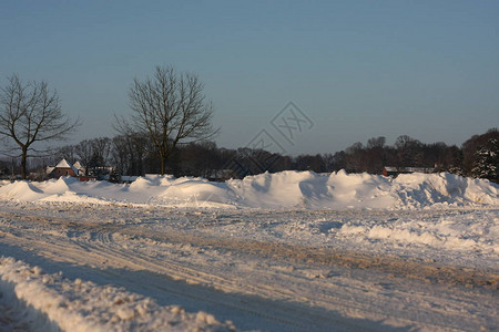 暴风雪在自然景观中形成一层霜冻的雪层图片