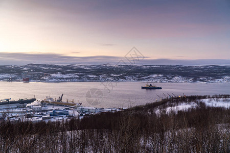 俄罗斯摩尔曼斯克从摩尔曼斯克附近的高山上可以欣赏到城市和科拉背景图片