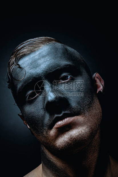矿工的肮脏脸孔烟灰黑脸的近身肖图片