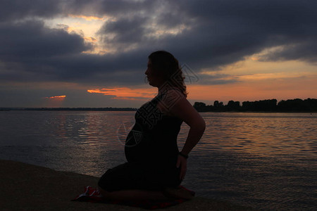怀孕9个月时青春妇图片