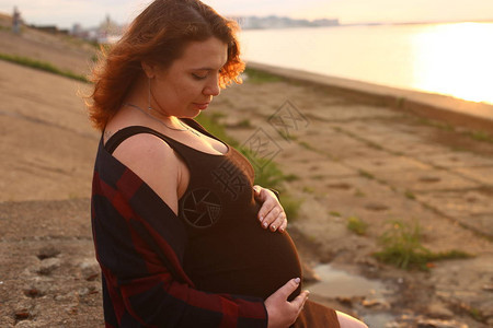 怀孕9个月时青春妇图片