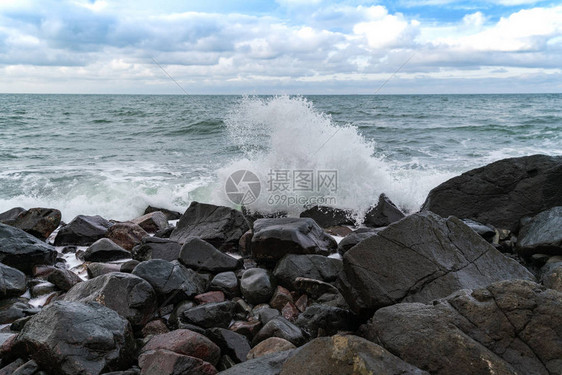 在海中的岩石上溅水沉船图片