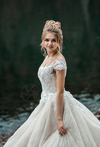 美丽的金发美女新娘穿着轻亮的西芬婚纱图片