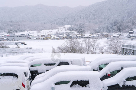 冬天下雪后停在泊车上的车被雪图片