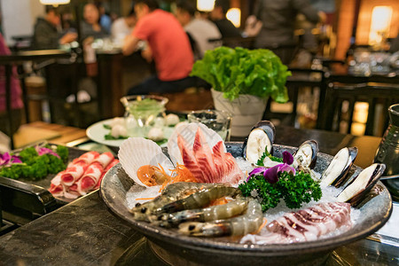 餐厅的中式火锅配海鲜套餐和五花肉图片