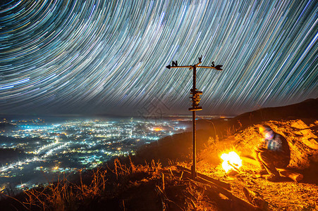 喀尔巴阡山脉星空夜城背景下的篝火图片