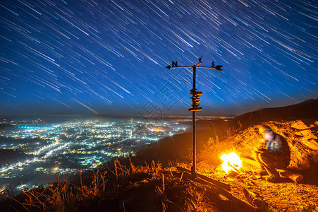 喀尔巴阡山脉星空夜城背景下的篝火图片