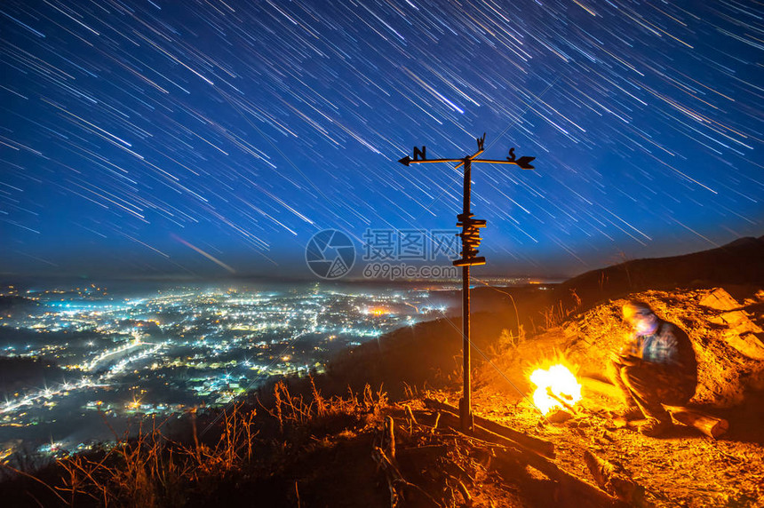 喀尔巴阡山脉星空夜城背景下的篝火图片