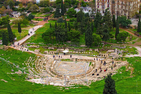 从雅典卫城山上看到的狄俄尼索斯古剧场古遗址TheTheatreofDionysusEleuthereus是雅典的一个主要剧院图片