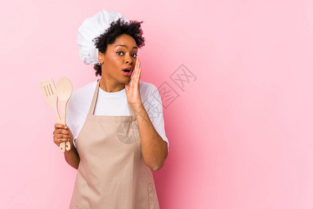 年轻的非裔美国厨师正在说一个秘密的热播客新图片