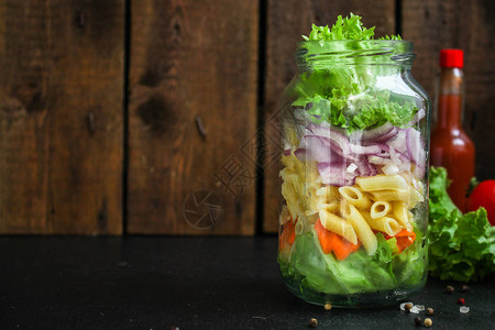 罐中健康沙拉蔬菜零食意大利面沙拉菜单概念食物背景顶部视图片
