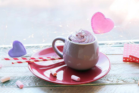 一杯加蛋白和甜点的咖啡红心木窗台上的照明家庭舒适概念浪漫节图片