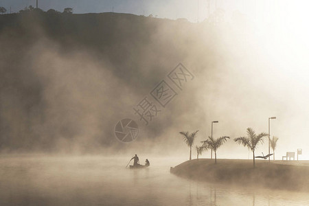 船上的渔民日出和雾在美丽图片