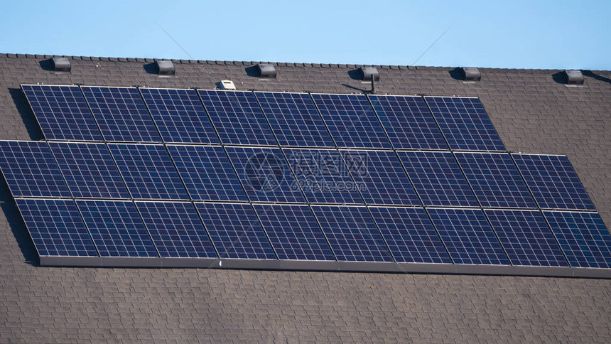 室内屋顶光伏太阳能电池板全景阵列图片