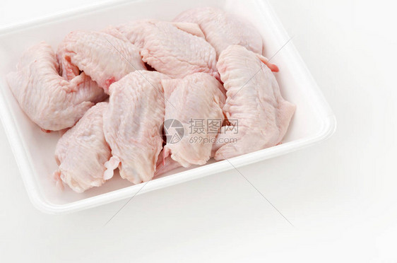 白色塑料容器中的生鸡图片
